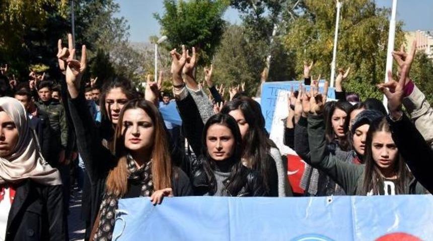 &Uuml;lk&uuml;c&uuml; &Ouml;ğrencilerden Kerk&uuml;k Protestosu