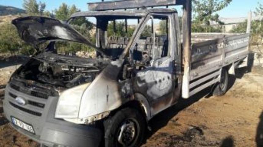 Adıyaman&rsquo;da Seyir Halindeki Kamyonet Yandı