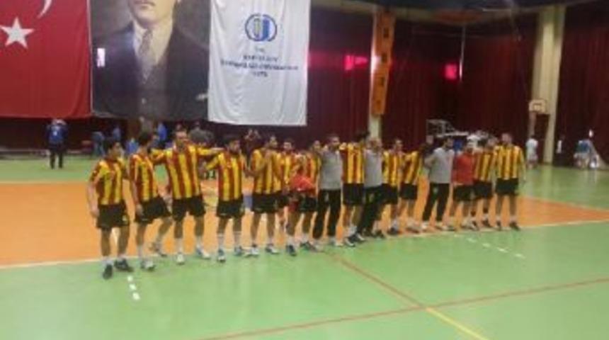 G&ouml;ztepe Hentbolde Dolu Dizgin