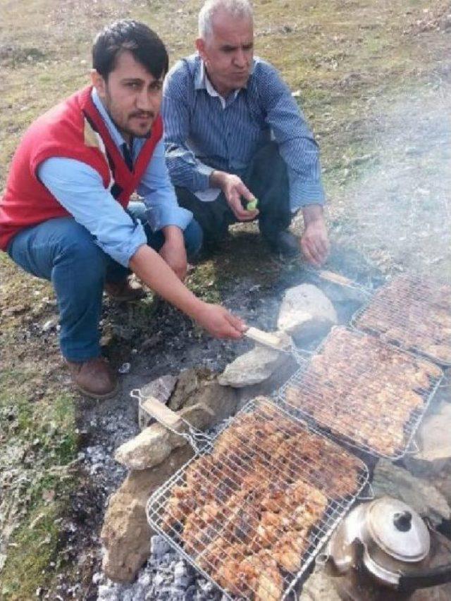 Şemdinli'de Kış Ortasında Piknik Keyfi