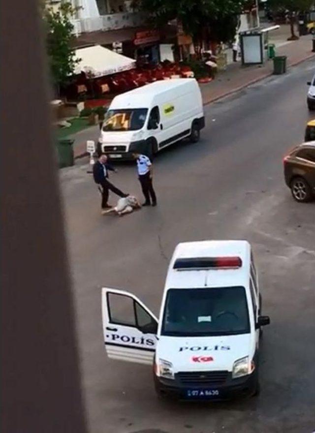 O Polisler, D&ouml;vd&uuml;kleri Kırgız Kadını Daha &Ouml;nce Boğulmaktan Kurtarmış 3