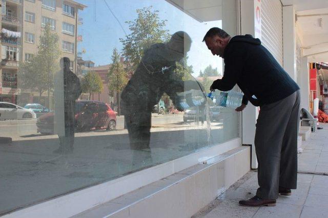 Kırşehirli Esnaf Mahsur Kalan G&uuml;vercini Kurtarmak İ&ccedil;in Seferber Oldu 1