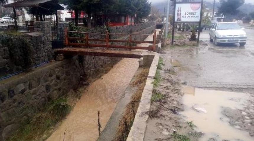 &Ccedil;ınarlı Deresi Taştı, G&ouml;k&ccedil;eada'yı Sel Aldı (2)