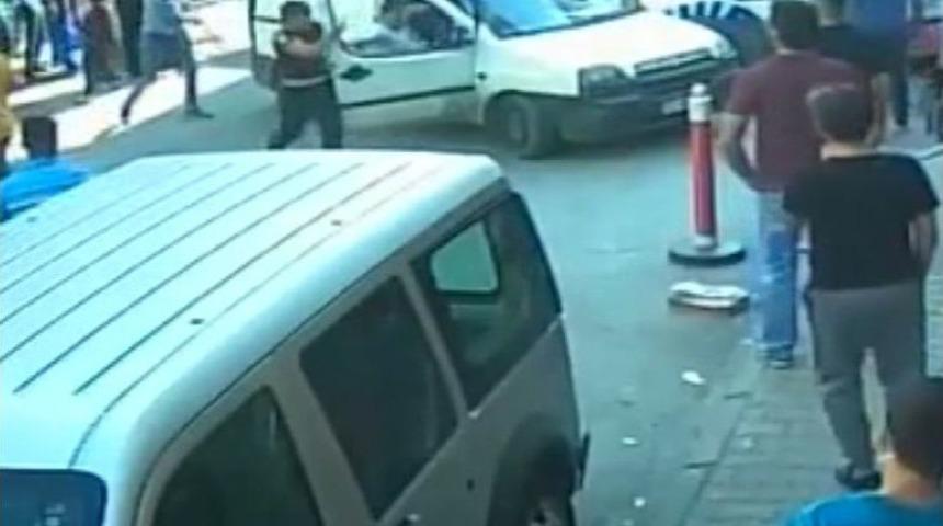 Esenler&rsquo;de Araca Sopalı Ve Kazmalı Saldırı Kamerada