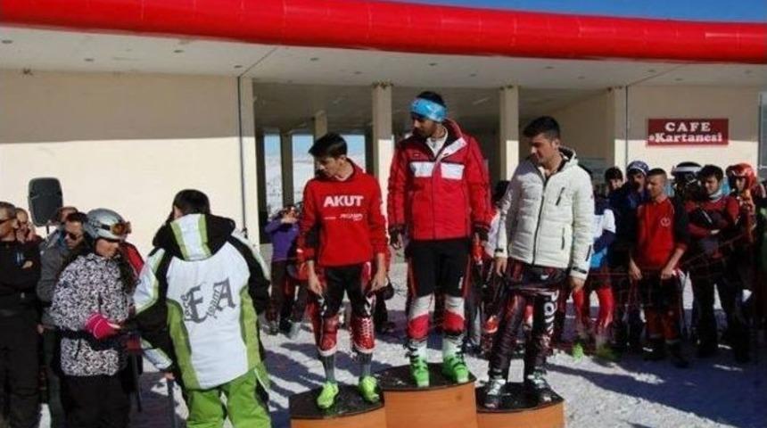 Hakkarili Kayak&ccedil;ılar Başarıdan Başarıya Koşuyor