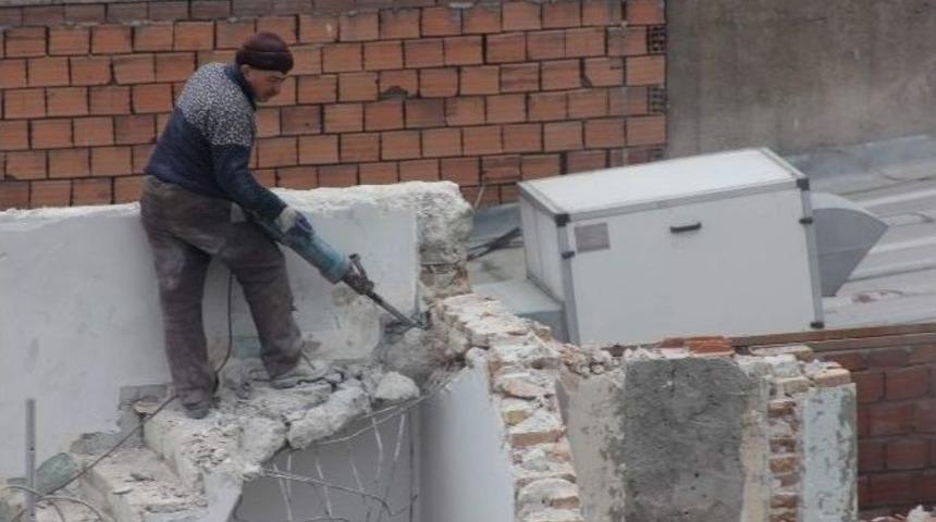 İş&ccedil;ilerin Ecel İle İmtihan Gibi Bina Yıkımı