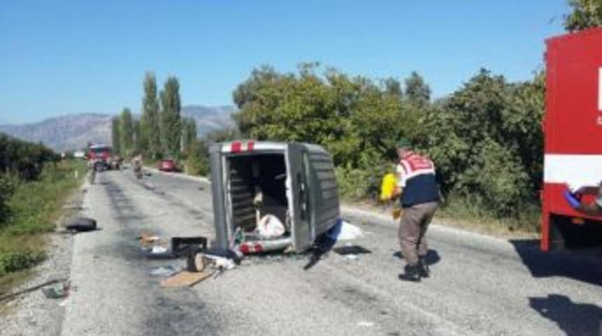 2 Otomobi &Ccedil;arpıştı: 1 &Ouml;l&uuml;, 4 Yaralı