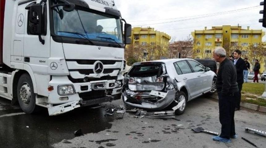 Tır, Otomobile &Ccedil;arptı: &Uuml;&ccedil; Yaralı