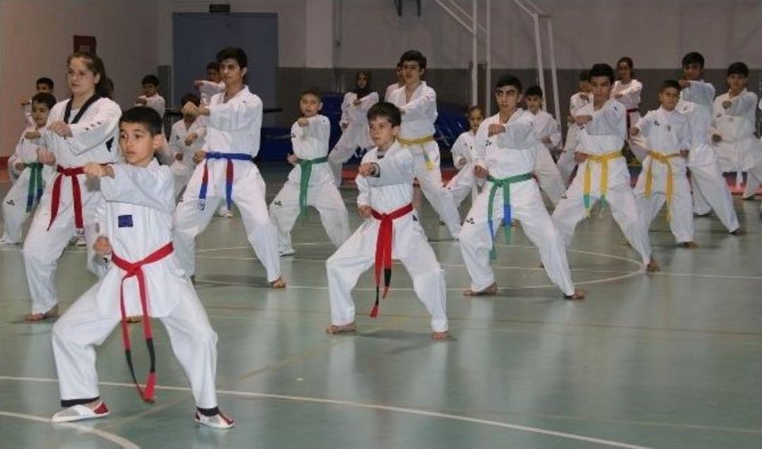 Taekwondocu Gen&ccedil;ler Kuşak Bağladı