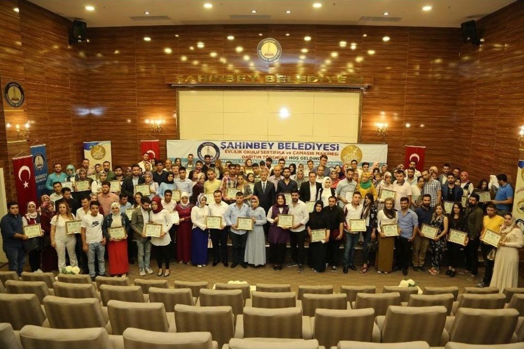 Evlilik Okulundan 99 &Ccedil;ift Daha Mezun Oldu