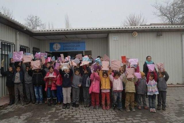 Masal Şatosunda Toplanan Hediyeler Çocuklara Dağıtıldı