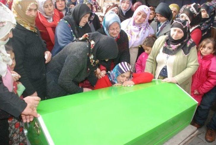 Nefes Borusuna Patlamış Mısır Tanesi Kaçması Sonucu Ölen Bebek Toprağa Verildi G1