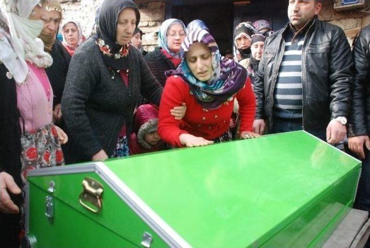 Nefes Borusuna Patlamış Mısır Tanesi Kaçması Sonucu Ölen Bebek Toprağa Verildi G2