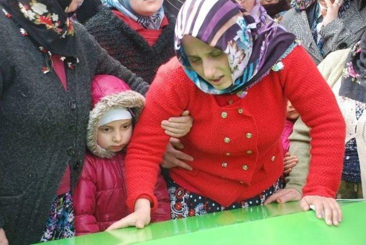 Nefes Borusuna Patlamış Mısır Tanesi Kaçması Sonucu Ölen Bebek Toprağa Verildi G3