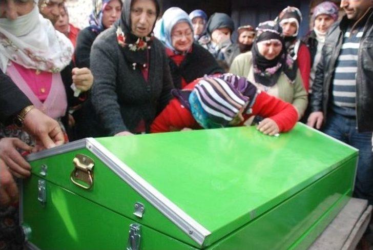 Nefes Borusuna Patlamış Mısır Tanesi Kaçması Sonucu Ölen Bebek Toprağa Verildi G4