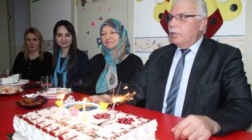 &Ouml;ze Yeni Ay, İkinci Yılını Pasta Keserek Kutladı