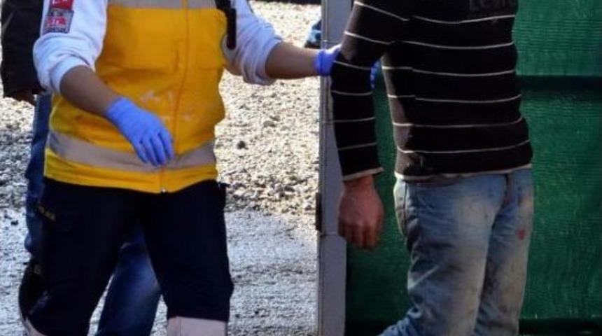 Ehliyetsiz S&uuml;r&uuml;c&uuml; Kamyonetle Ambulansa &Ccedil;arptı