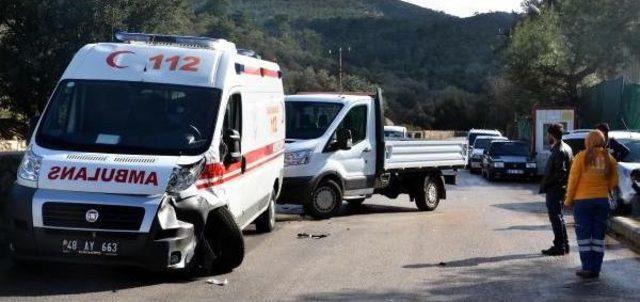 Ehliyetsiz Sürücü Kamyonetle Ambulansa Çarptı