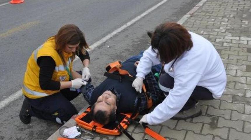 Kırmızı Işıkta Duran Otomobile Tır &Ccedil;arptı: 3 Yaralı