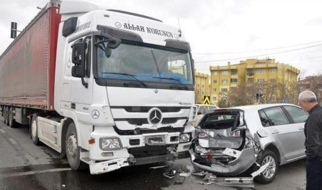 Kırmızı Işıkta Duran Otomobile Tır Çarptı: 3 Yaralı