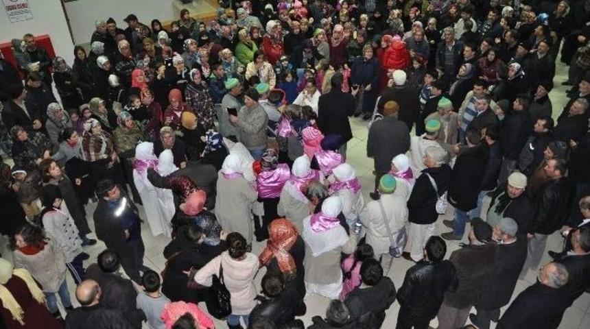 Umre Yolcuları Dualarla Uğurladı