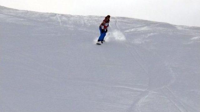 Hakkarili Gençler Snowboardla Tanıştı