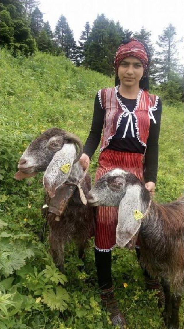 Sena, Yeni Fotoğraflarıyla Sosyal Medyanın Gündeminde