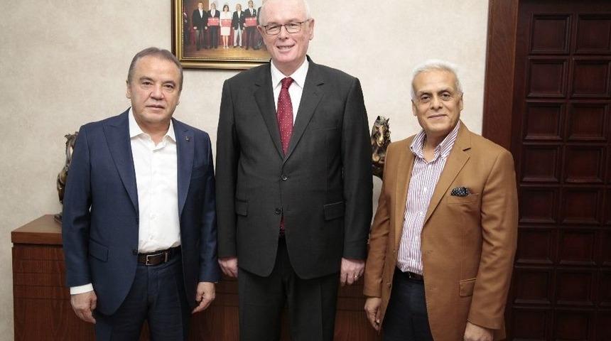 Başkan Muhittin B&ouml;cek, Kazım Kurt&rsquo;u Makamında Ziyaret Etti