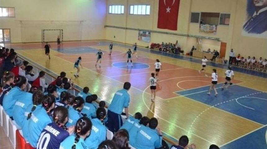 Burhaniyeli Kızlar &Ccedil;eyrek Finale &Ccedil;ıktı