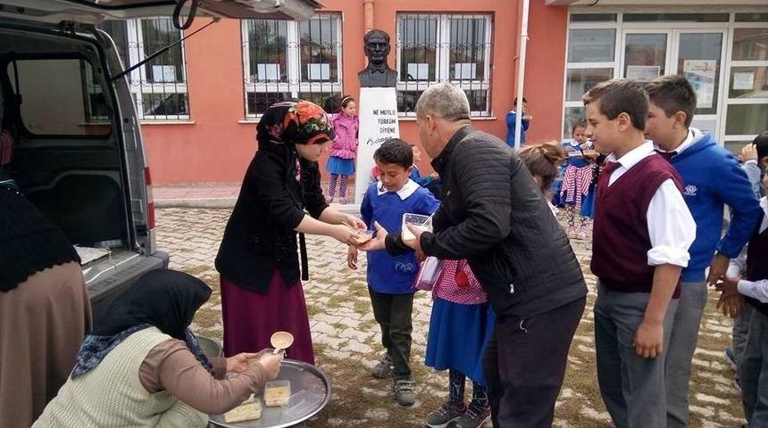 K&ouml;y Bakkalından Aşure İkramı