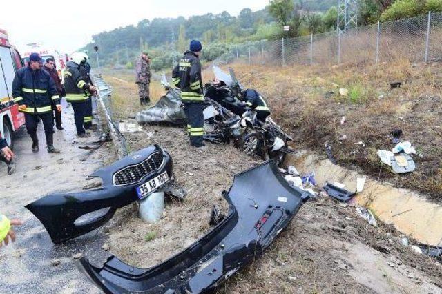 Hurdaya D&ouml;nen Ara&ccedil;ta Sıkışan S&uuml;r&uuml;c&uuml;y&uuml; Itfaiye Kurtardı 1