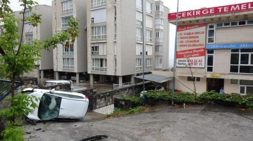 Kayganlaşan Yolda Takla Atan Otomobil Okul Bah&ccedil;esine U&ccedil;tu