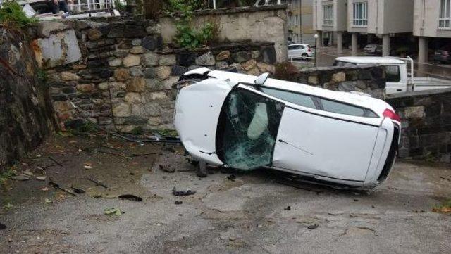 Kayganlaşan Yolda Takla Atan Otomobil Okul Bah&ccedil;esine U&ccedil;tu 1