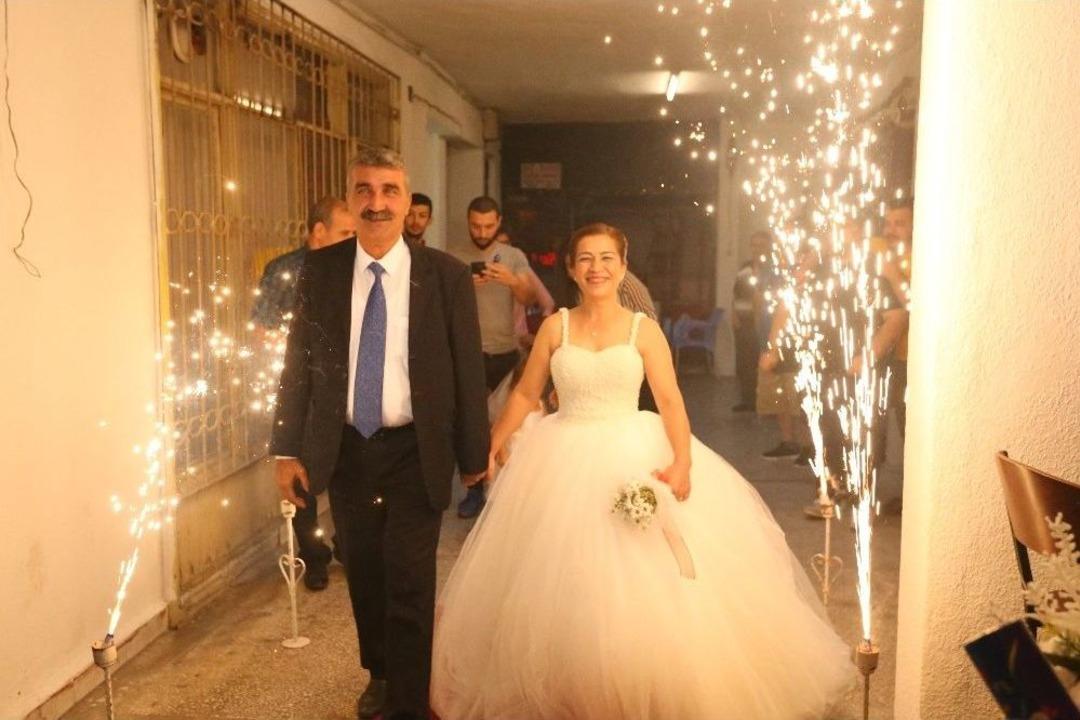 D&uuml;ğ&uuml;n&uuml;nde Giyemediği Gelinliği 28 Yıl Sonra Giydi