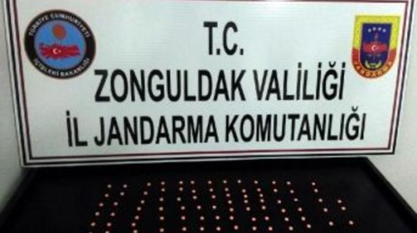 Jandarmadan Ka&ccedil;an S&uuml;r&uuml;c&uuml;n&uuml;n Otomobilinde Uyuşturucu Ele Ge&ccedil;irildi