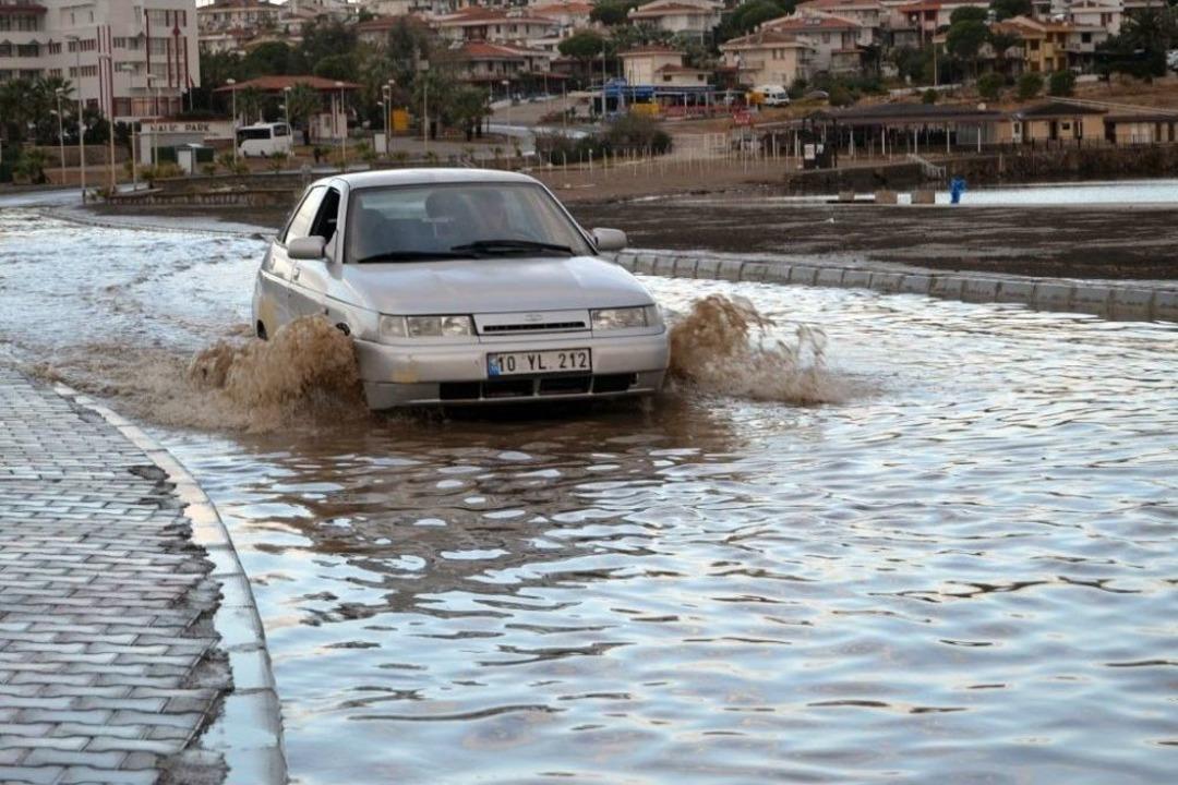 Ayvalık&rsquo;ta G&ouml;n&uuml;l Yolu Sular Altında Kaldı