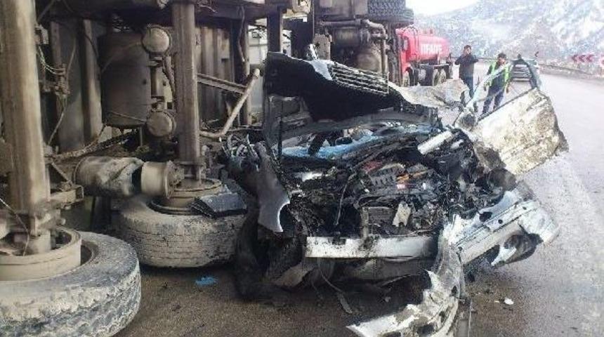 &Uuml;zerine Tır Devrilen Otomobilin S&uuml;r&uuml;c&uuml;s&uuml; Ağır Yaralandı