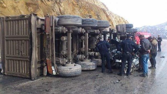 Üzerine Tır Devrilen Otomobilin Sürücüsü Ağır Yaralandı