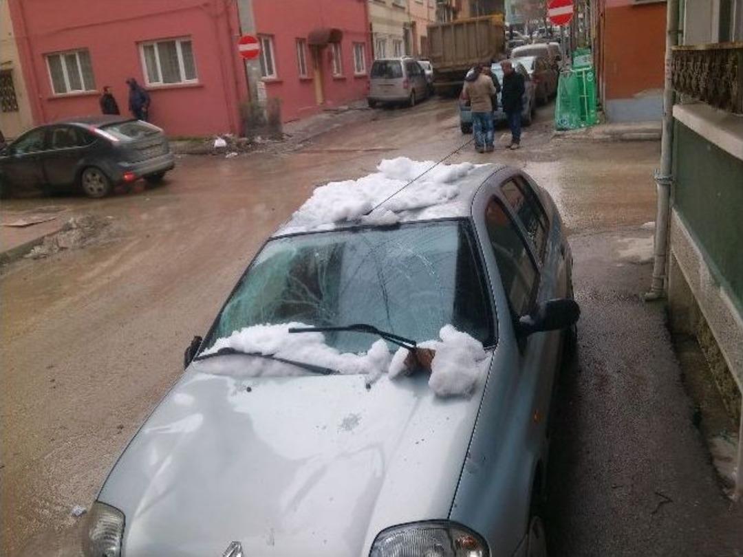 Kar K&uuml;tleleri Araca Zarar Verdi