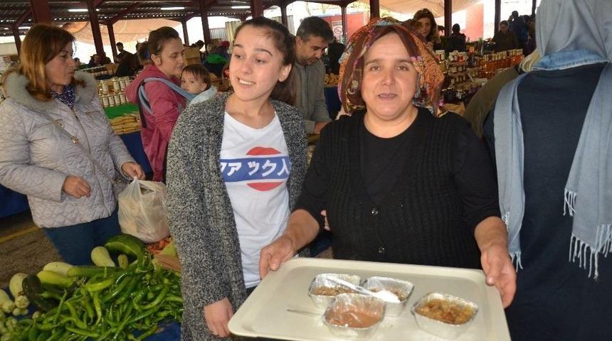 Kartal Ekolojik Pazar Esnafı Aşure Dağıttı