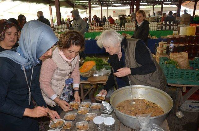 Kartal Ekolojik Pazar Esnafı Aşure Dağıttı