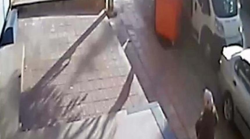 Eşinin Yanından Ge&ccedil;en Kişiyi Bı&ccedil;akladı