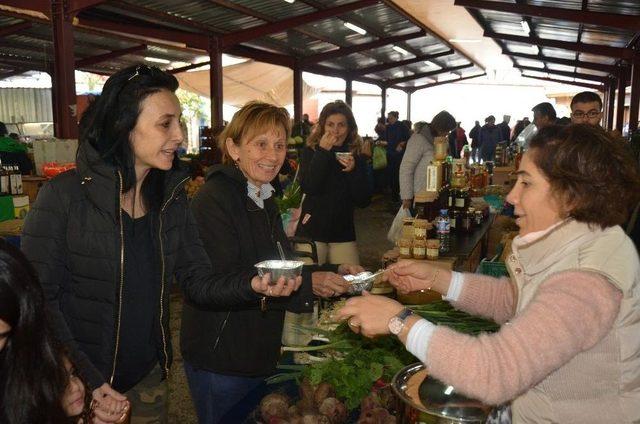 Kartal Ekolojik Pazar Esnafı Aşure Dağıttı