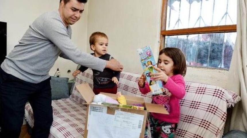 Babasının G&ouml;zyaşını Silen Tuana'ya Bir Koli Oyuncak