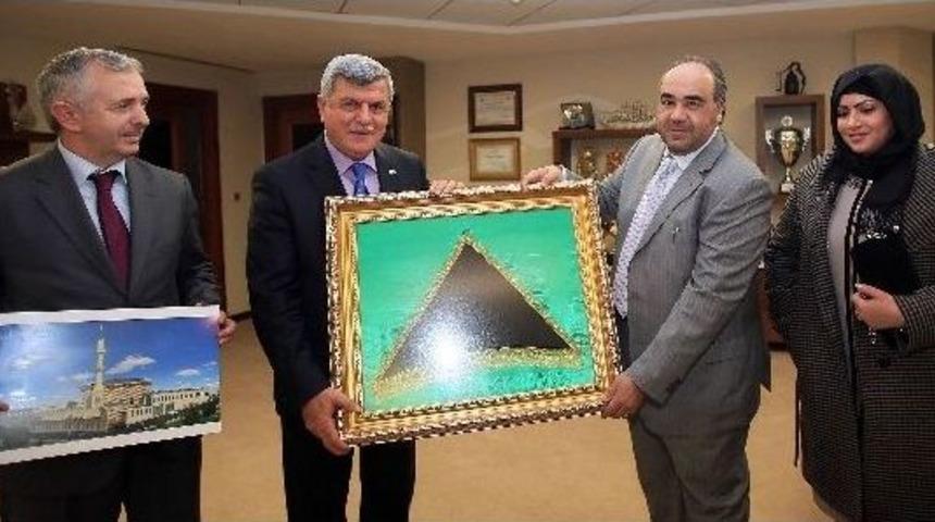 Suudi Hayırsever, Başkan&rsquo;a Kabe &Ouml;rt&uuml;s&uuml; Hediye Etti