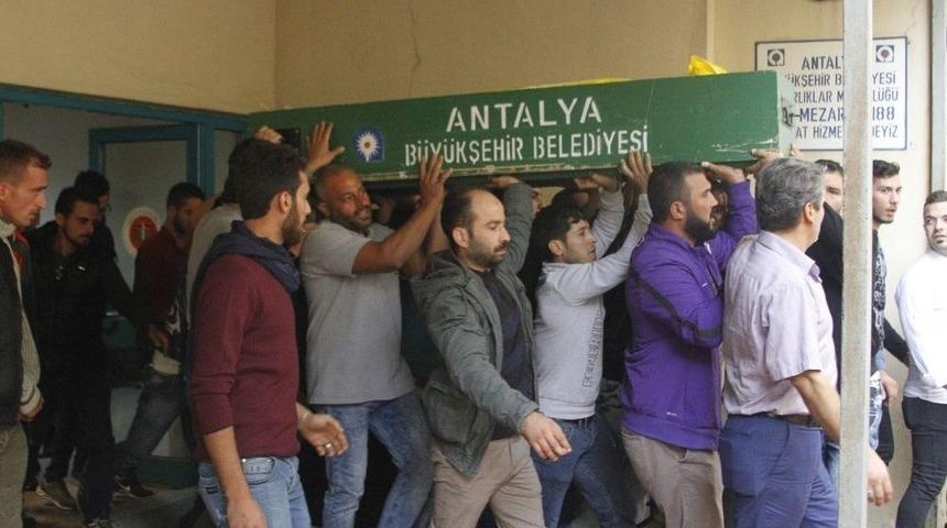 D&uuml;ğ&uuml;n Sonrası Laf Atma Kavgasında 1 Suriyeli &Ouml;ld&uuml;, 2 Suriyeli Yaralandı