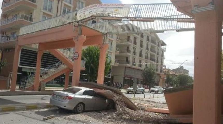 Vincin &Ccedil;arptığı Yaya &Uuml;st Ge&ccedil;idi Otomobilin &Uuml;st&uuml;ne Yıkıldı: 1 Yaralı