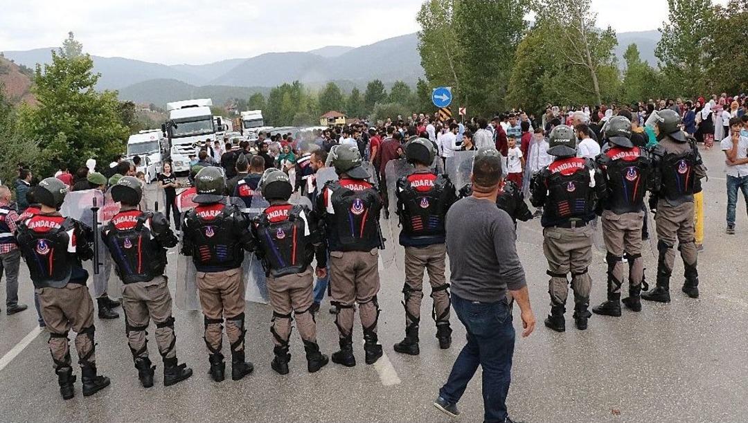 Yolda Yaşanan Kazalardan Dolayı K&ouml;yl&uuml;ler Karayolunu Ulaşıma Kapattı