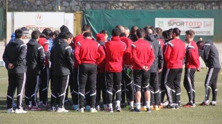 Kardemir Karab&uuml;kspor'da Tolunay Kafkas Idmana &Ccedil;ıkmadı