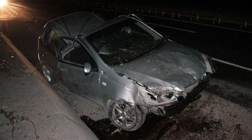 Otomobil 3 Metre Havalanıp Elektrik Direğine &Ccedil;arptı